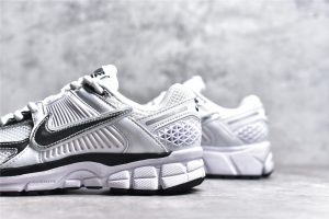 Nike Zoom Vomero 5 Photon Dust Metallic Silver